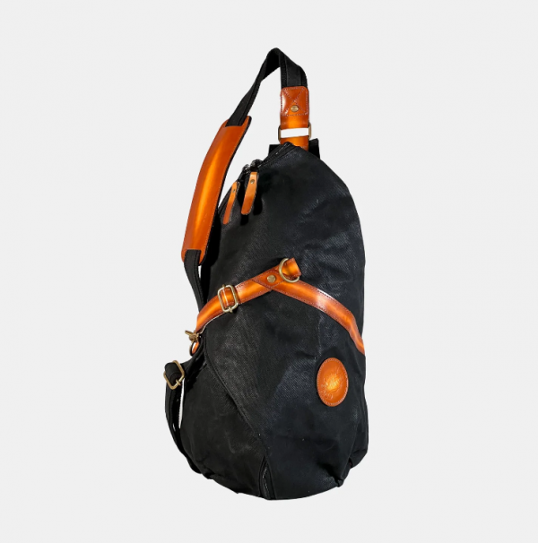 Tas berbentuk tas selempang dengan desain urban dan kreatif